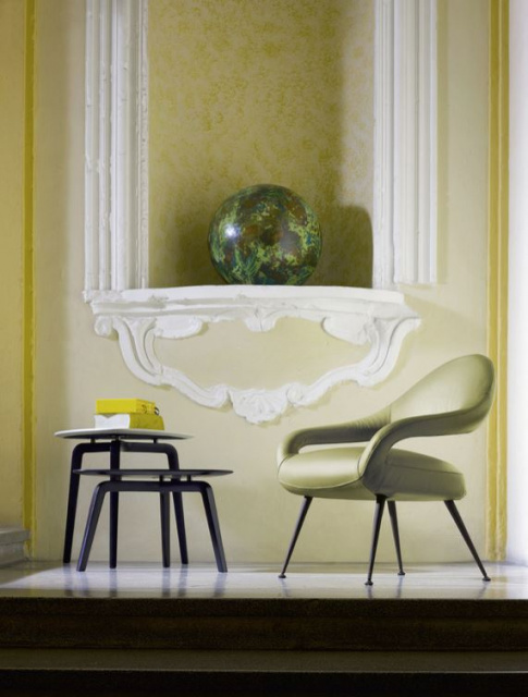 Итальянский журнальный столик Fiorile Small table with triangular top